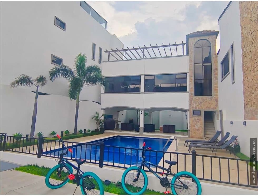 Venta de apartamento de 3 niveles en santa ana