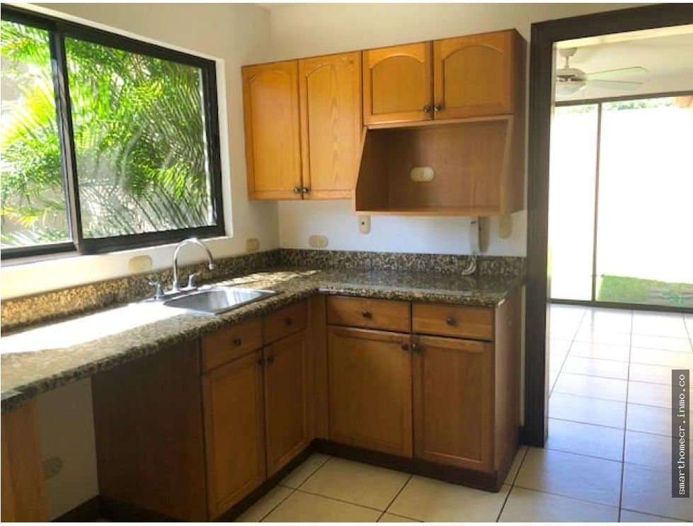 Se alquila casa en condominio pozos santa ana