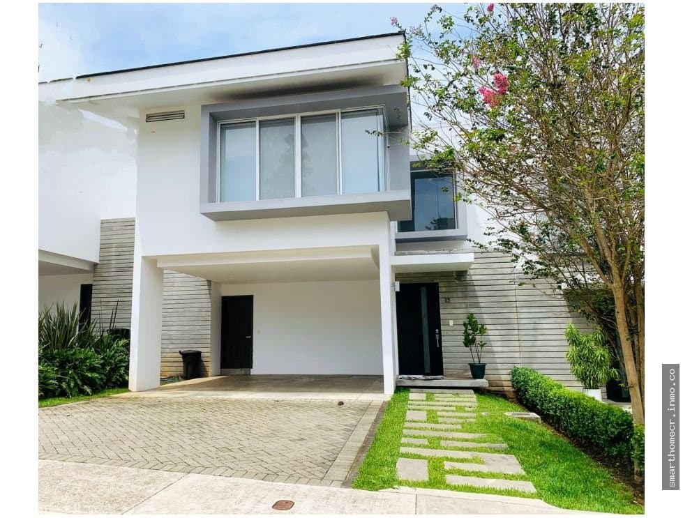 Alquiler/venta de casa moderna en condominio en escazú