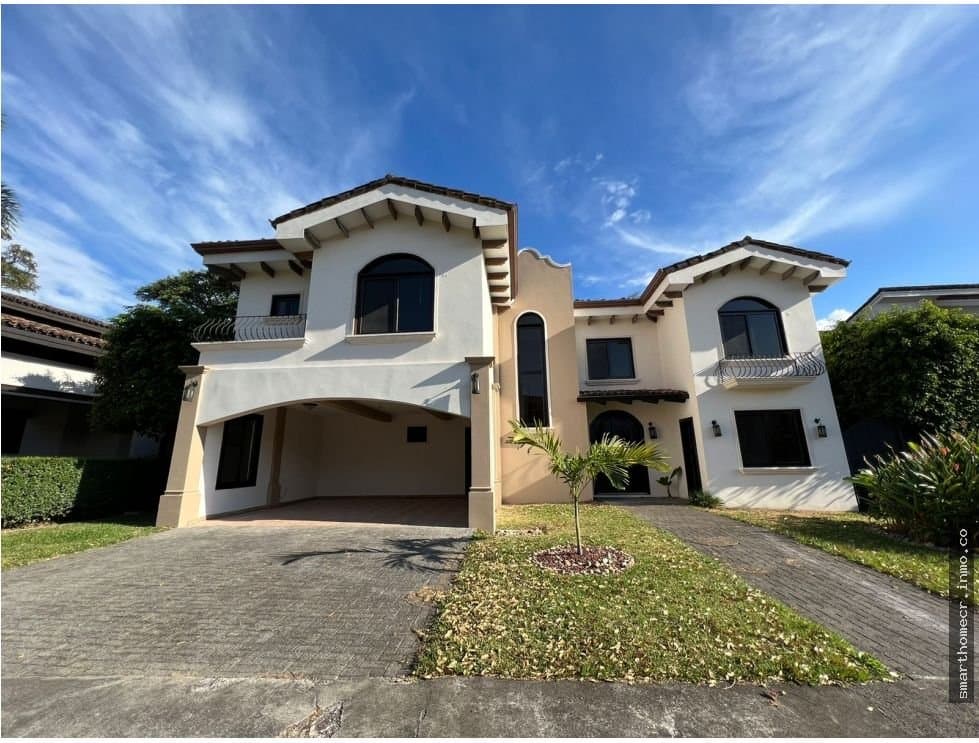 Se alquila casa en condominio, lindora