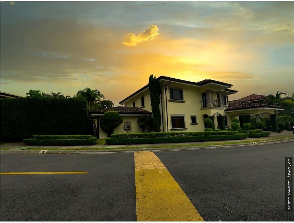 Alquiler y venta de casa en condominio de lujo- santa ana.