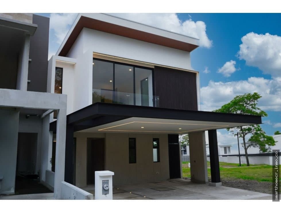 Alquiler de casa nueva en condominio en santa ana
