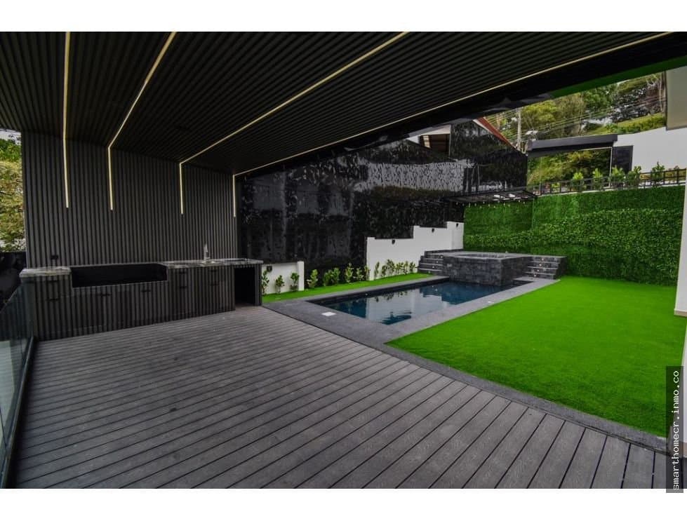 Alquiler / venta de casa moderna con piscina en escazú