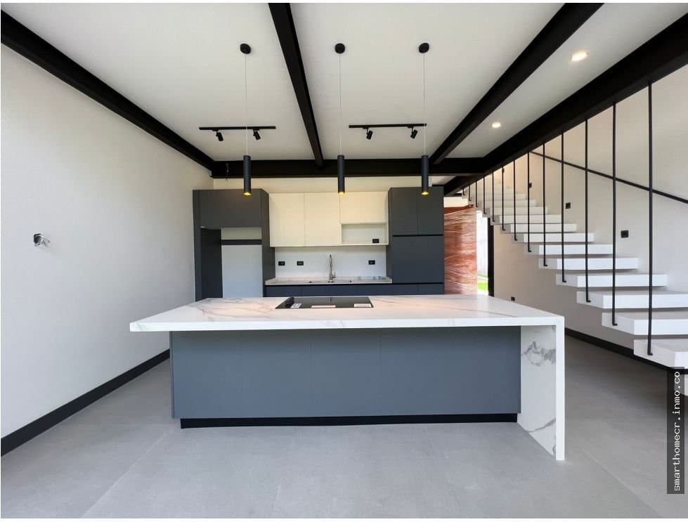 Se vende casa nueva en guachipelin de escazú