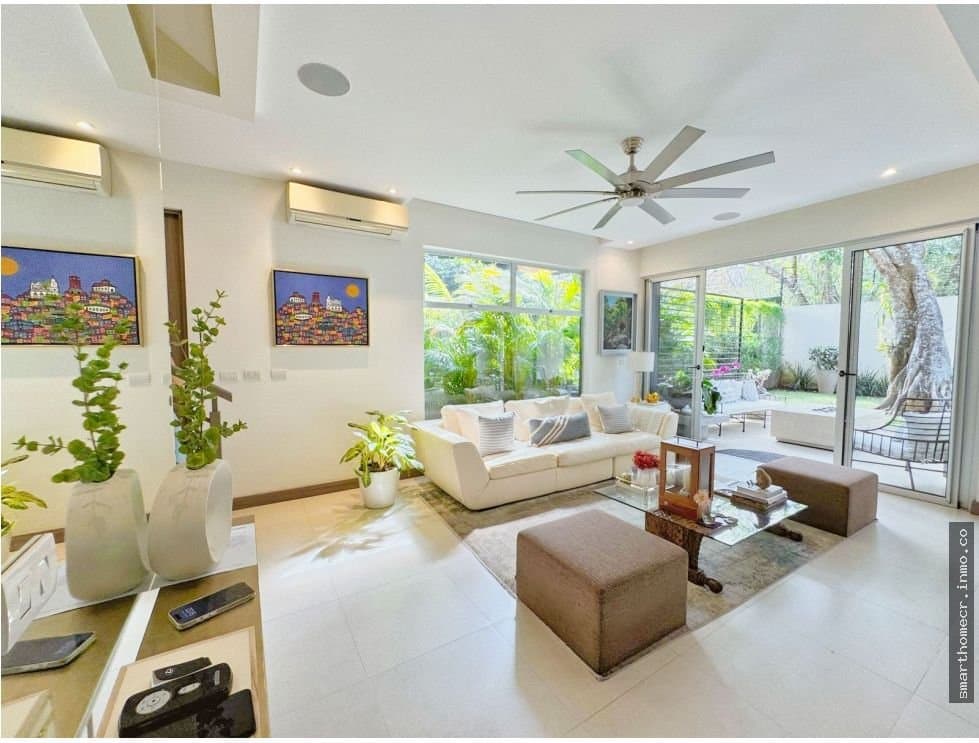 Alquiler / venta de moderna casa en condominio lindora