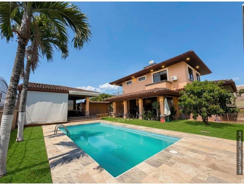 Venta de casa de lujo con piscina privada en residencial, grecia