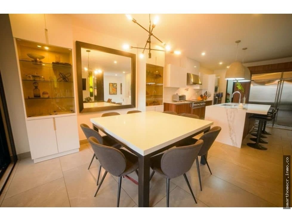 Venta de moderna casa en santa ana