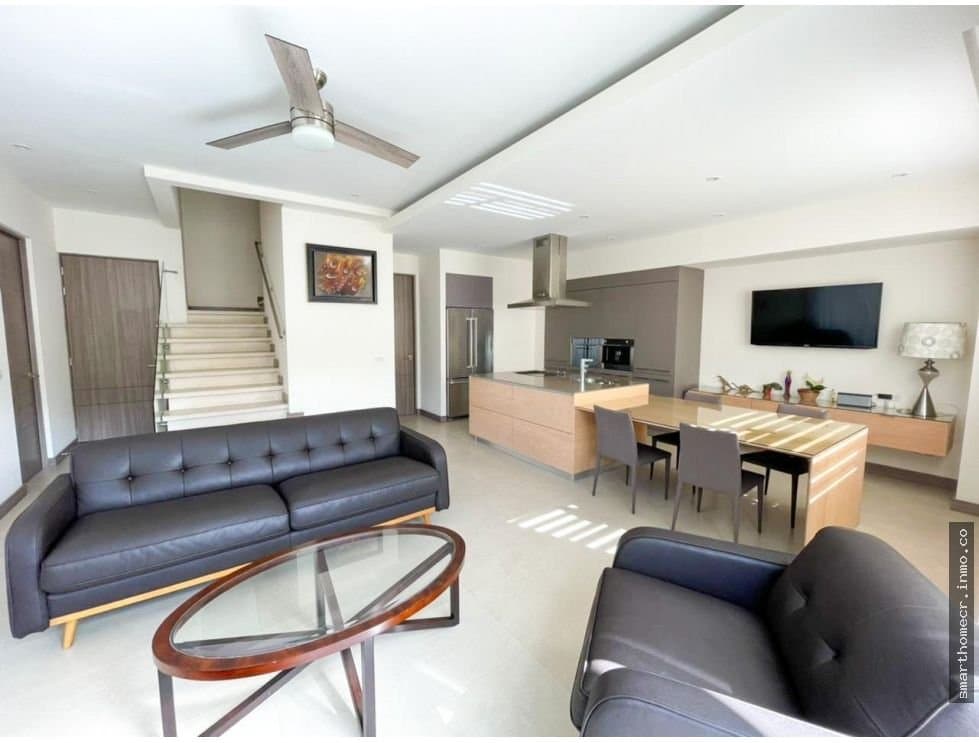 Alquiler / venta de moderna casa en condominio lindora