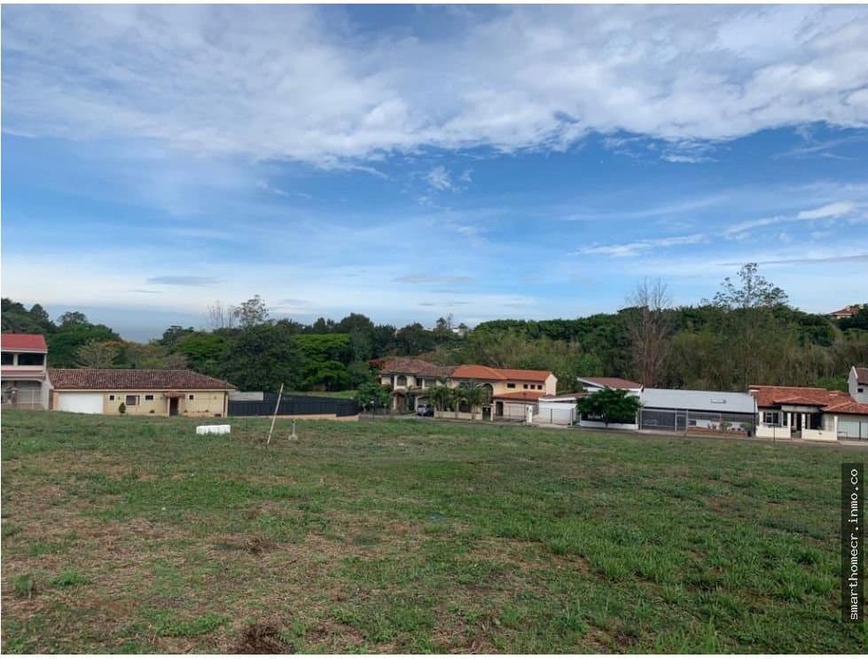 Se vende amplio terreno, residencial belen