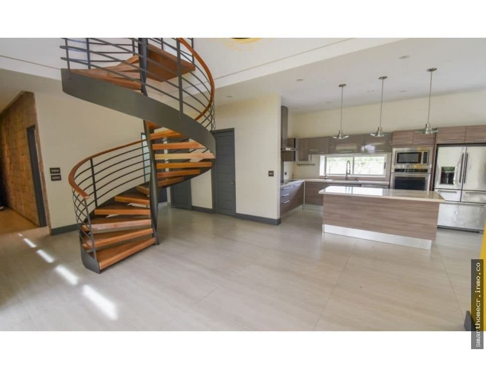 Venta o alquiler de casa esquinera en zona exclusiva