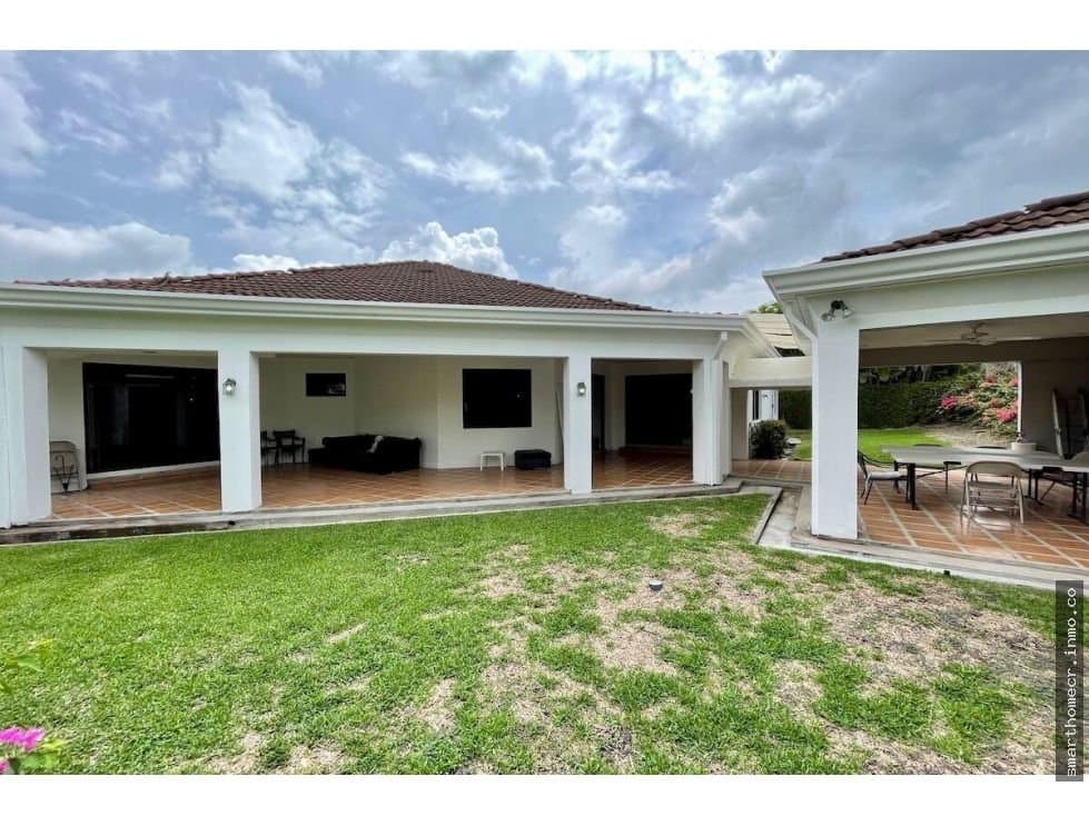 Se alquila /vende casa en bosques lindora