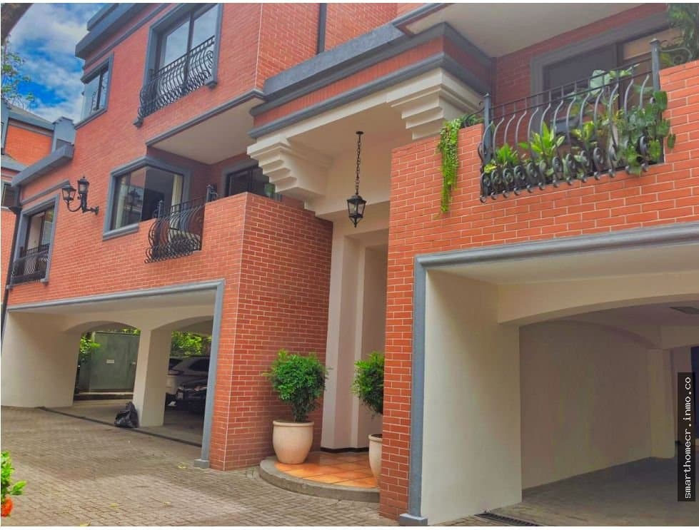 Alquiler de casa en condominio en escazú
