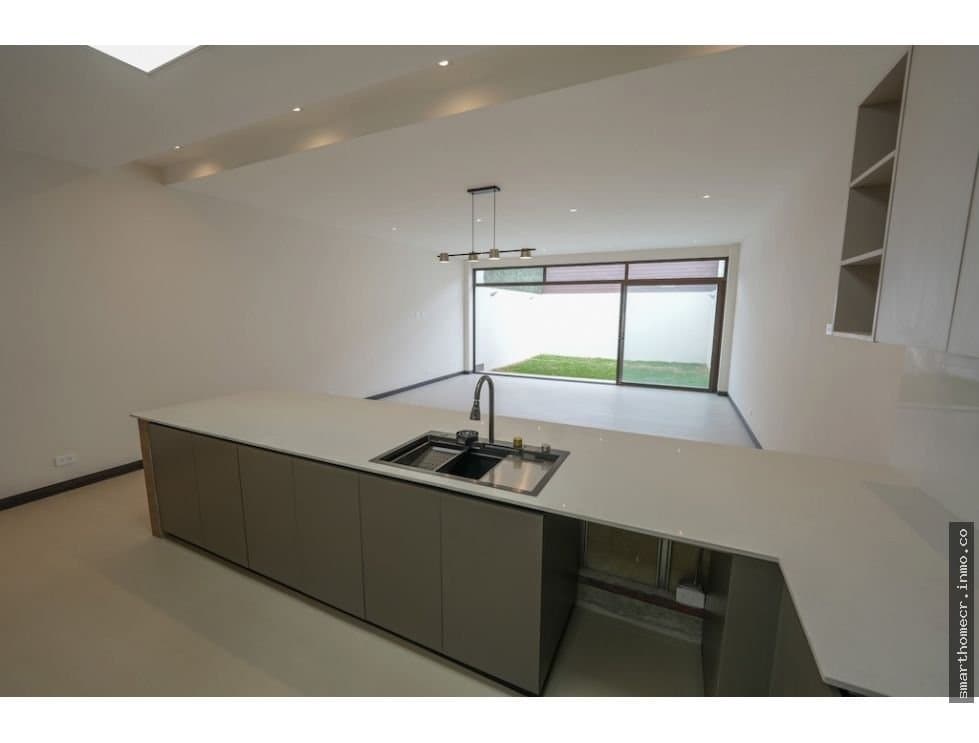 Alquiler de casa para estrenar en trejos montealegre, escazú