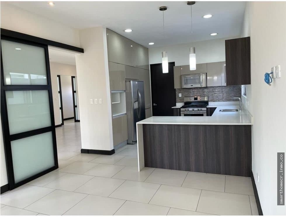 Se alquila casa de 1 planta en condominio en lindora