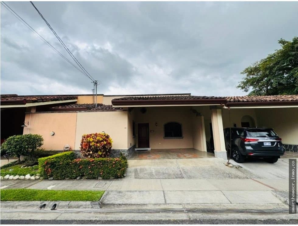 Venta de casa de 1 planta en condominio, santa ana
