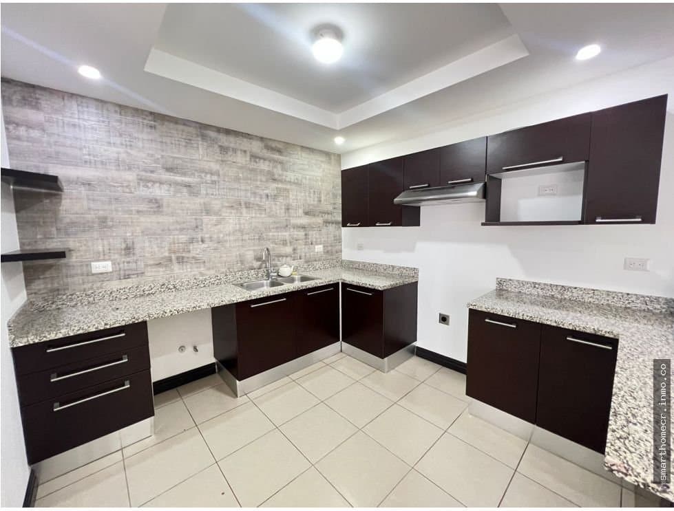 Casa en contemporáneo condominio