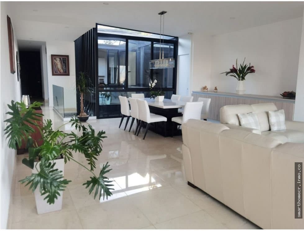 Se vende / se alquila casa en condominio escazú