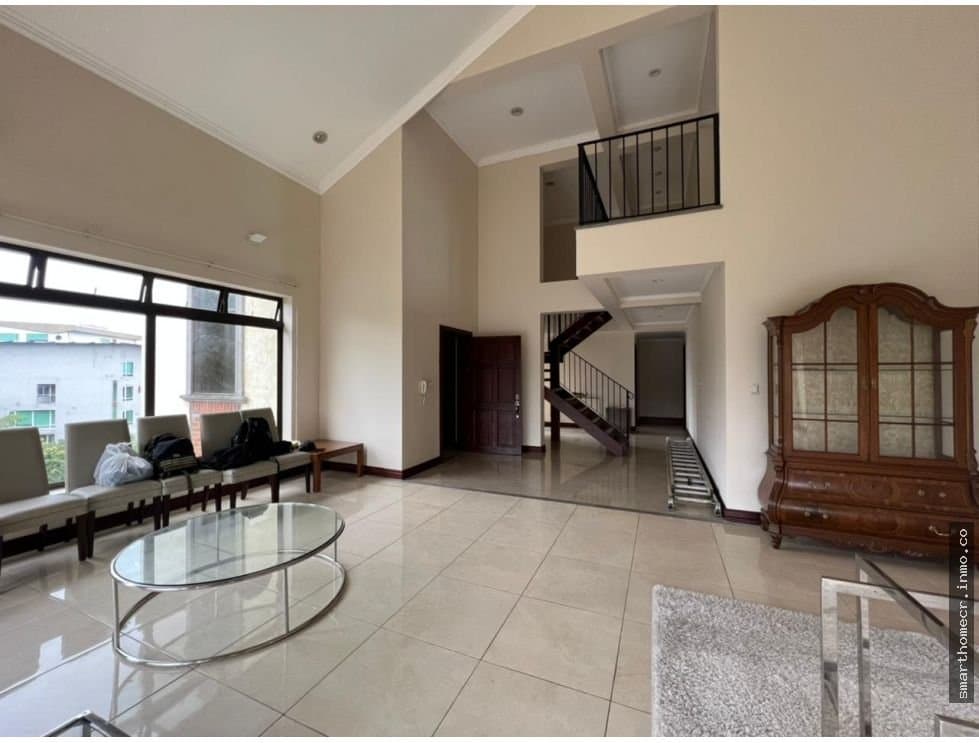 Se alquila penthouse en escazu