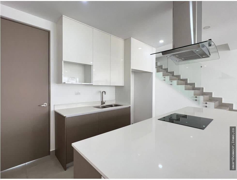 Se vende / se alquila town house, santa ana