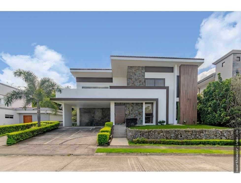 Venta de casa contemporánea en santa ana