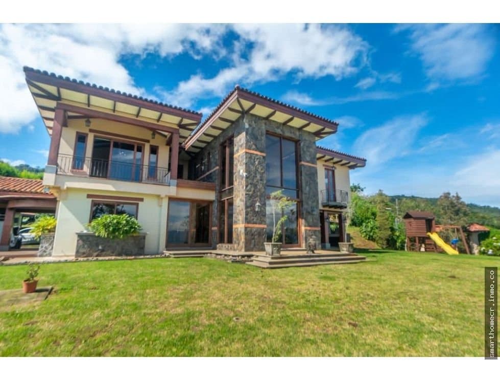 Se vende/ alquila casa en escazú con caballeriza