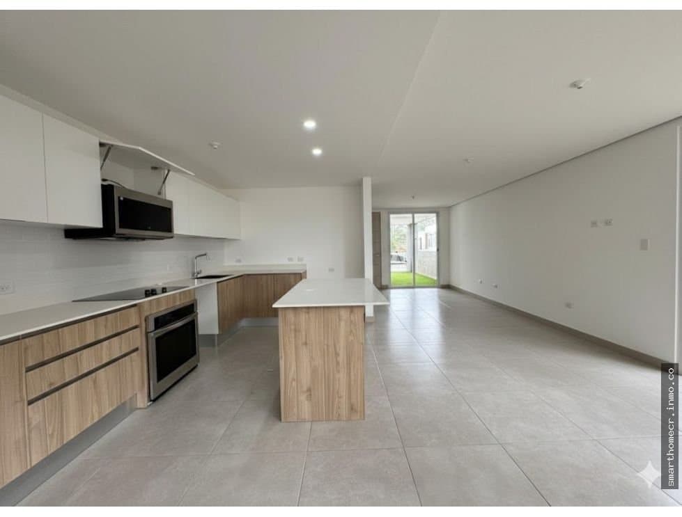 Alquiler de casa esquinera en condominio, escazú