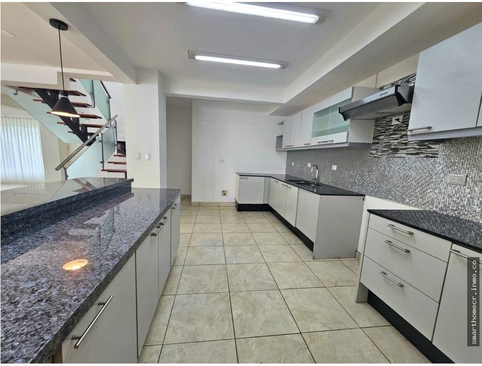 Alquiler de casa en condominio en piedades, santa ana