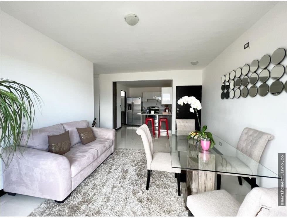 Se alquila apartamento en condominio modelo a