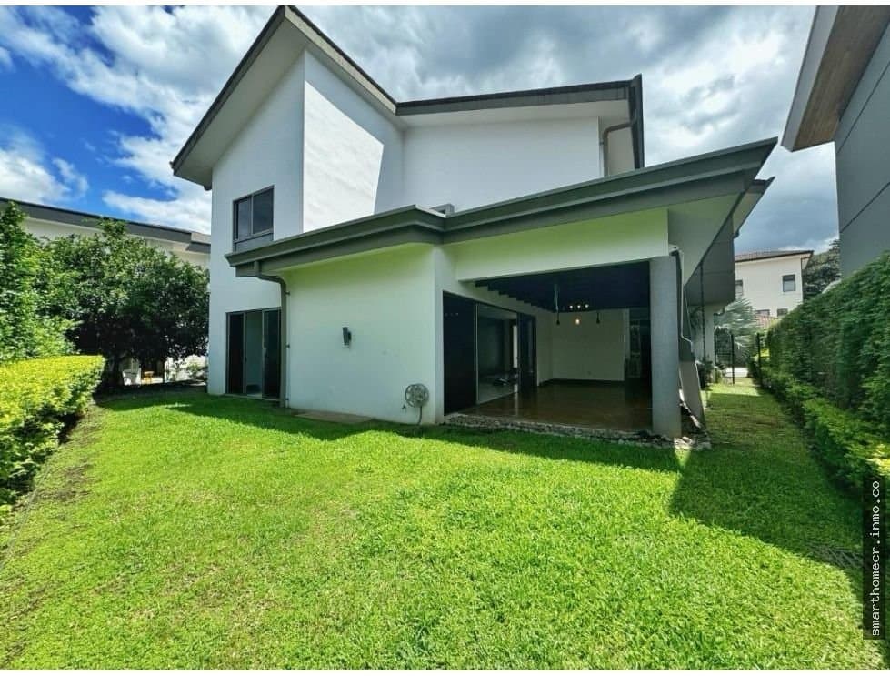 Se alquila y se vende casa moderna en el centro de santa ana