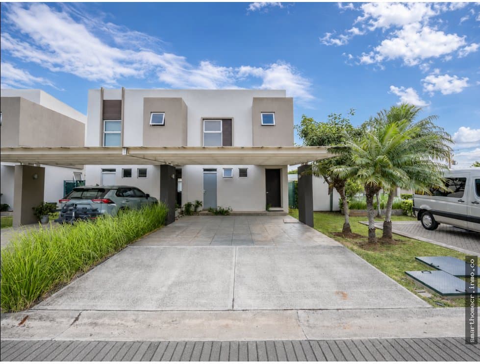 Venta de casa con línea blanca en lindora