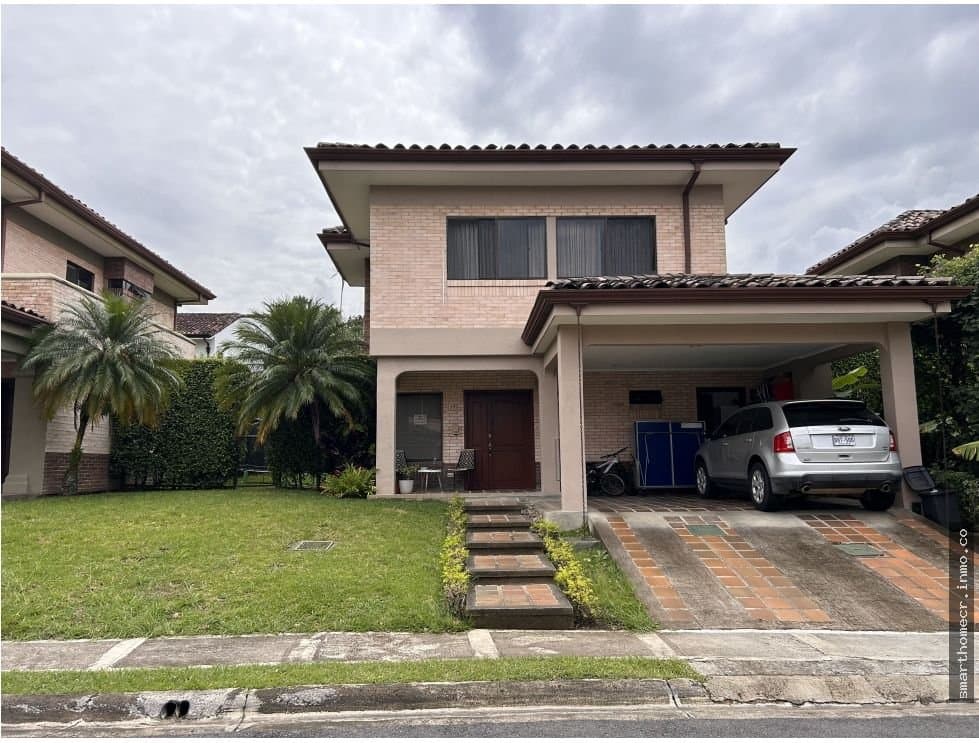 Alquiler de casa en condominio en santa ana