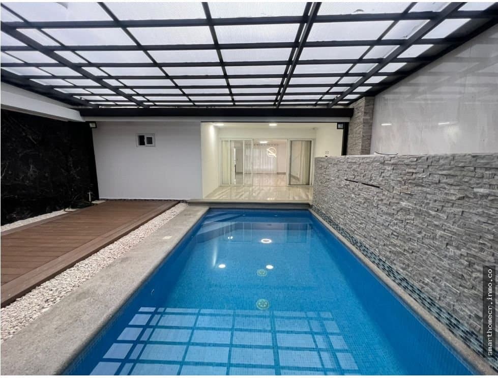 Se alquila casa con piscina propia en condominio en guachepelín