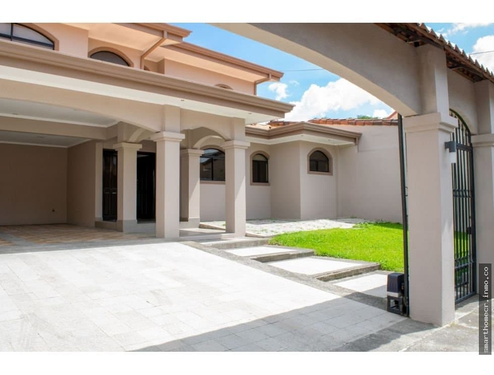 Se alquila casa independiente en santa ana