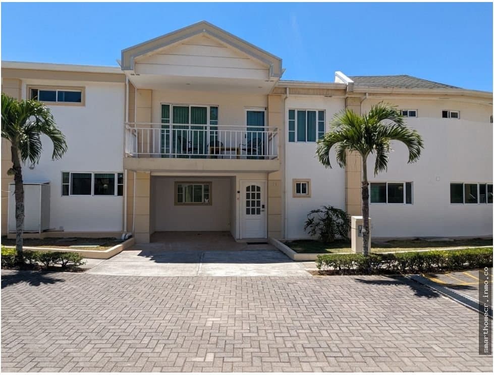 Casa en alquiler en exlusivo condominio en escazú