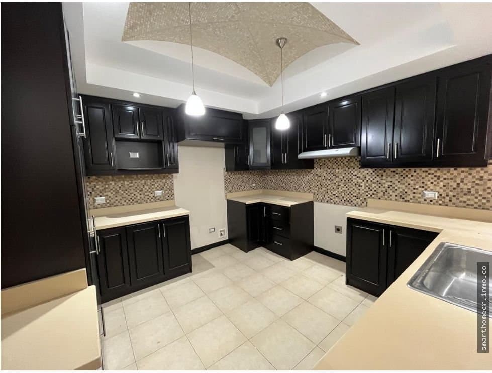 Venta de casa amueblada en condominio, escazú