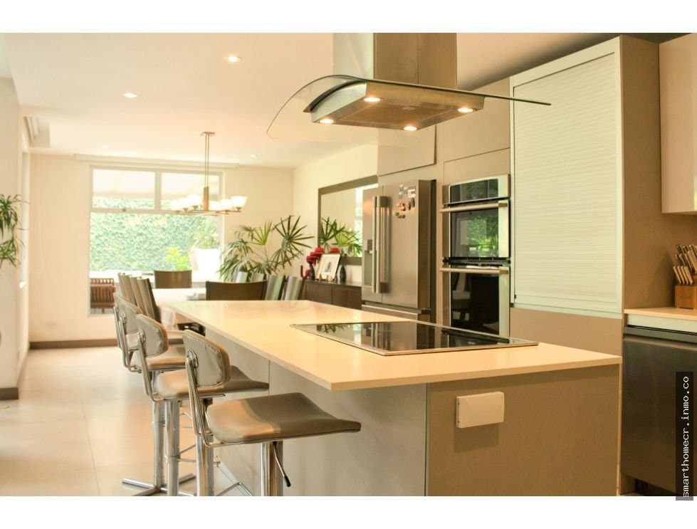 Alquiler / venta – casa moderna y amplia, lindora