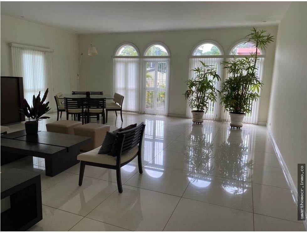 Se alquila amplio apartamento en escazú
